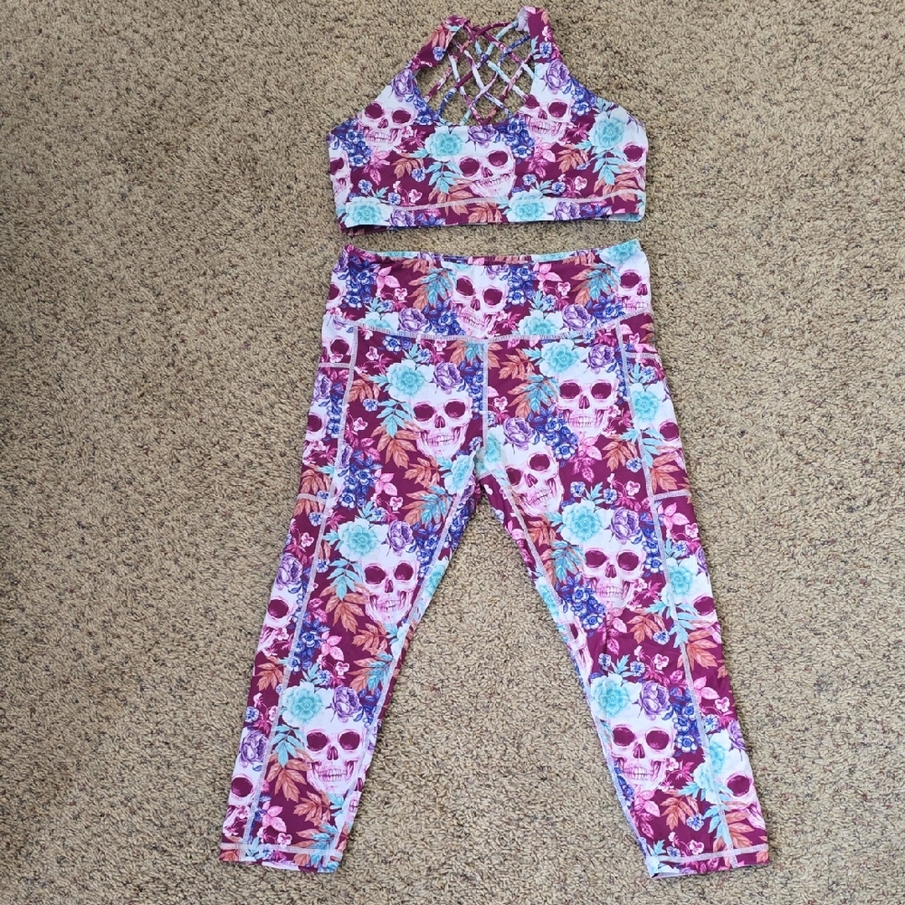 Constantly Varied Gear Tropiskull Capri Leggings And Butterfly Back Bra Large